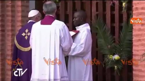 Giubileo, papa Francesco apre la Porta Santa a Bangui