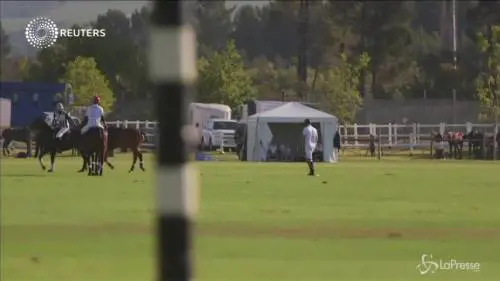 Il principe Harry cade da cavallo durante partita di polo