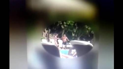 Balli sexy con una ragazza: Maradona cacciato dalla piscina