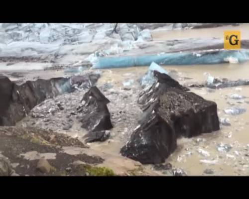 Islanda, iceberg gigante si stacca dal ghiacciaio