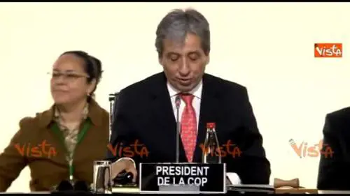 Fabius apre i lavori e gioca con il martelletto