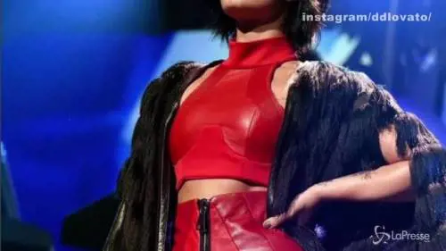 Demi Lovato sexy e natalizia al Jingle Ball 2015