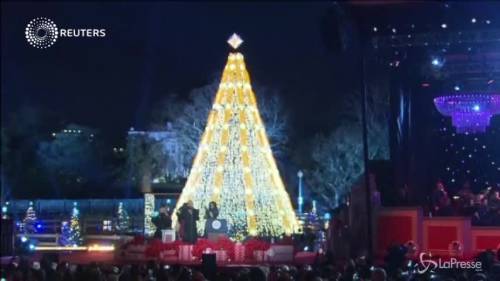 Obama accende l'albero di Natale davanti alla Casa Bianca