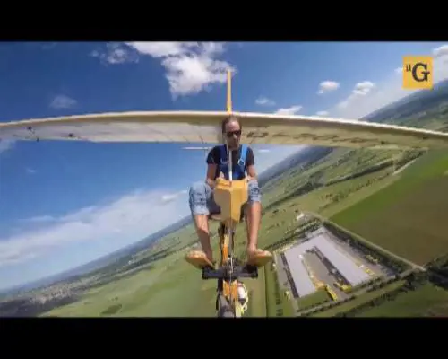 A piedi scalzi su un velivolo senza motore