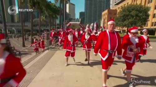 Australia, in migliaia per la corsa dei Babbo Natale