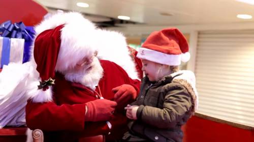 Babbo Natale parla a gesti con la bimba sordamuta