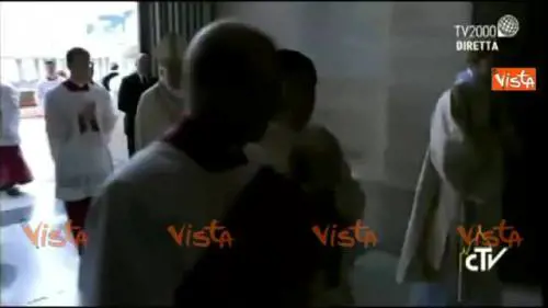 Giubileo, l'abbraccio tra i due Papi