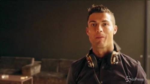 Cristiano Ronaldo suona Jingle Bells per fare gli auguri ai suoi fan