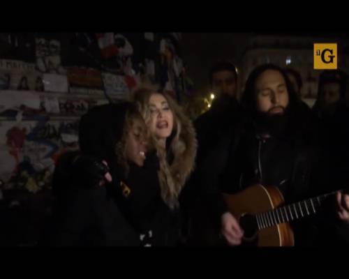 Parigi, Madonna canta "Imagine" per strada 
