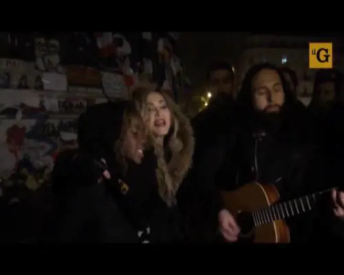 Parigi, Madonna canta "Imagine" per strada