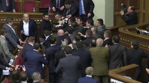 Ucraina, follia in parlamento