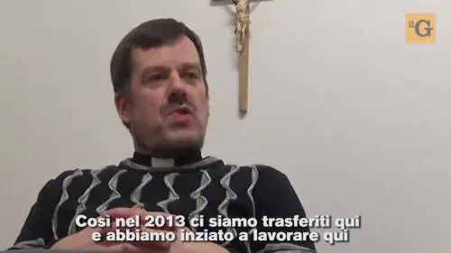 Berlino, all'interno della chiesa che battezza i profughi musulmani