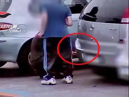 Choc a Torino, padre si "buca" davanti al figlio in passeggino