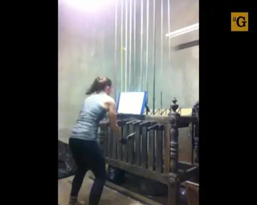 Suona la canzone natalizia con carillon gigante