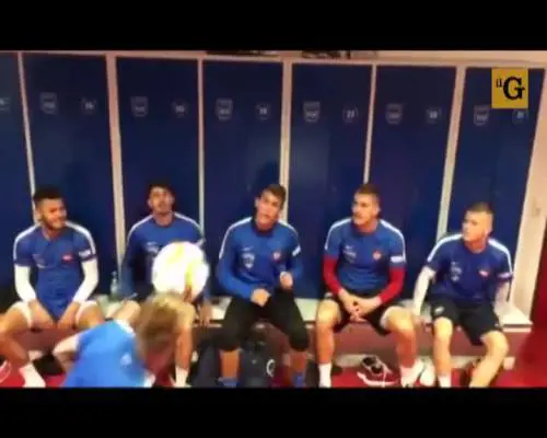 Palleggia di testa con 27 compagni e poi centra il cesto