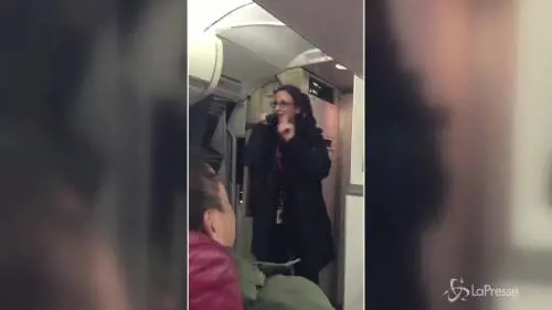 L'hostess canta le istruzioni di volo sulle note di Jingle Bells