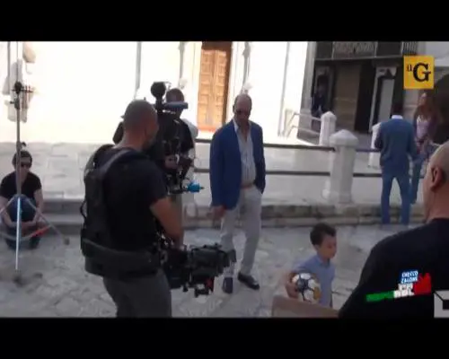 Checco Zalone fa il verso a Celentano e scoppia la Checcomania