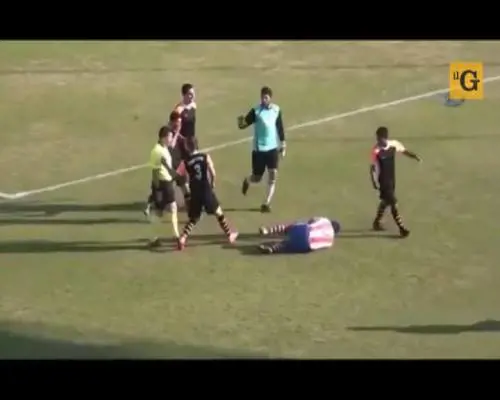 Terribile calcio in faccia all'avversario a terra