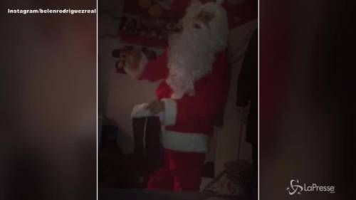 Belen Rodriguez si traveste da Babbo Natale per il piccolo Santiago 