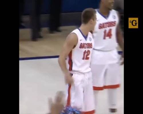 Cestista con un braccio solo segna il suo primo canestro con i Florida Gators