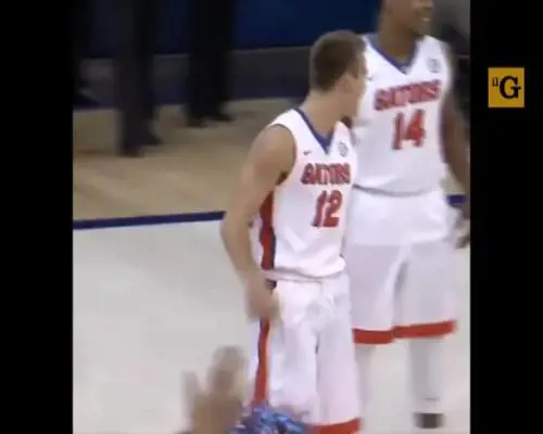 Cestista con un braccio solo segna il suo primo canestro con i Florida Gators