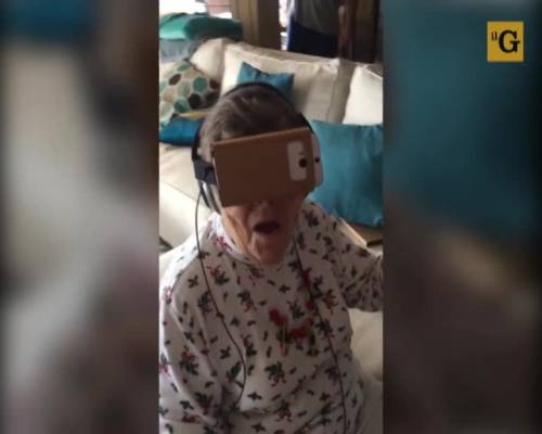 Nonnina prova gli occhiali per la realtà virtuale