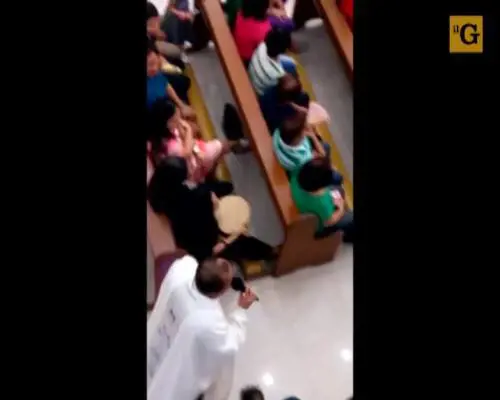 Prete celebra messa sull'hoverboard. La diocesi lo sospende