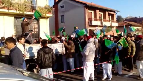 Vessilli verdi e grida Allahu Akbar. Gli islamici sfilano nelle piazze