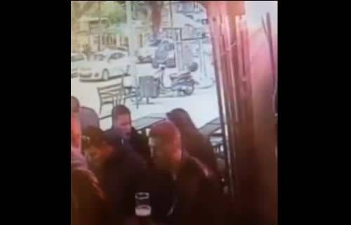 Il killer in azione nel pub di Tel Aviv