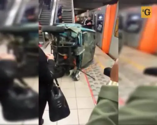 Vandali lanciano auto giù per le scale della metro