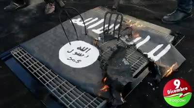 I forconi incendiano la bandiera dell'Isis