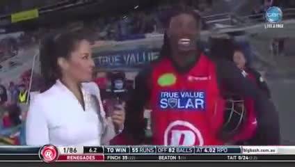 Giocatore di cricket alla reporter: "Non arrossire baby"