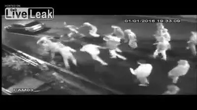 Trentacinque ragazzi picchiano con mazze da baseball un uomo sotto casa