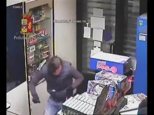 Torino, rapinatori picchiano tabaccaio