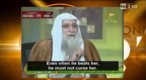 L'imam spiega agli islamici: "Così dovete picchiare le donne"