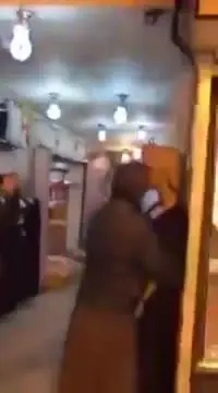 Uomo di colore molesta manichino