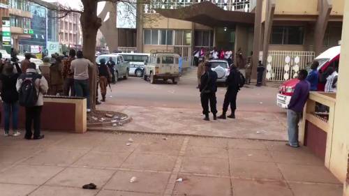 Burkina, scatta il blitz. Spari in lontananza