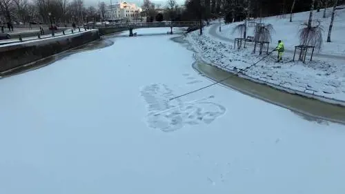 Svezia, rimosso il pene gigante disegnato sul ghiaccio