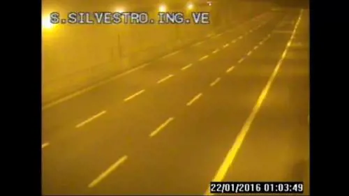 L'Audi gialla sfreccia in autostrada contromano