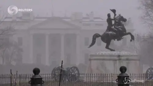 La neve si abbatte su Washington