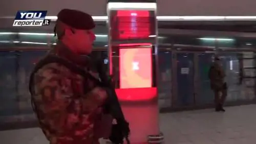 Militari con il mitra perlustrano la stazione Termini