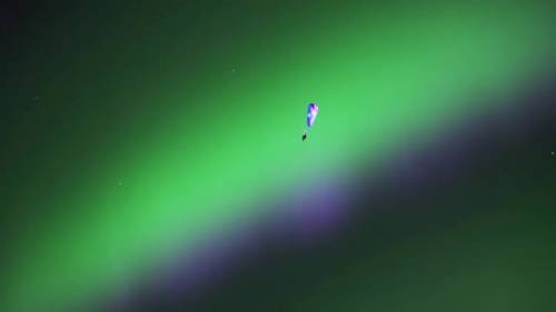 Il parapendista Horacio Llorens vola nell'Aurora Boreale
