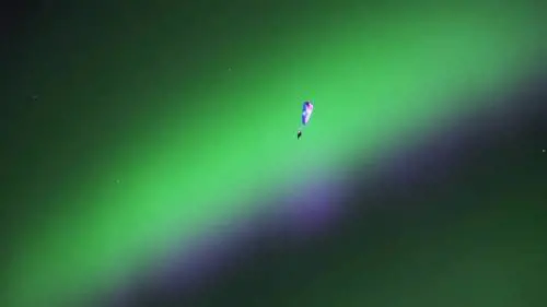 Il parapendista Horacio Llorens vola nell'Aurora Boreale