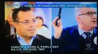 Gene gnocchi punta una pistola contro Buonanno