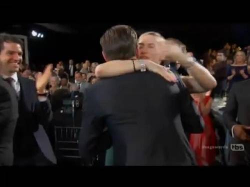 Leonardo DiCaprio abbraccia Kate Winslet
