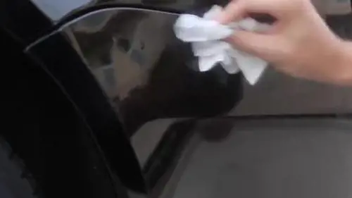 Il trucco per togliere i graffi dalle auto