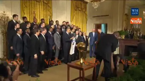 Obama scherza coi campioni Nba e mima un tiro a canestro