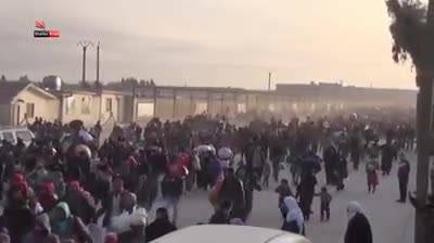 La colonna di profughi ferma al confine turco