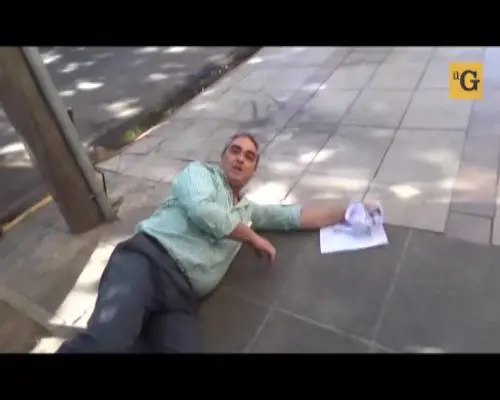 Funzionario pubblico argentino simula il fallo