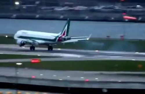 Paura sul volo Alitalia: c'è troppo vento, l'aereo "rimbalza"